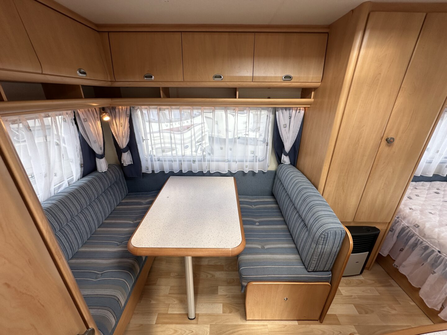 Hobby De Luxe Easy 400 SF 2004 фотография  номер 54581