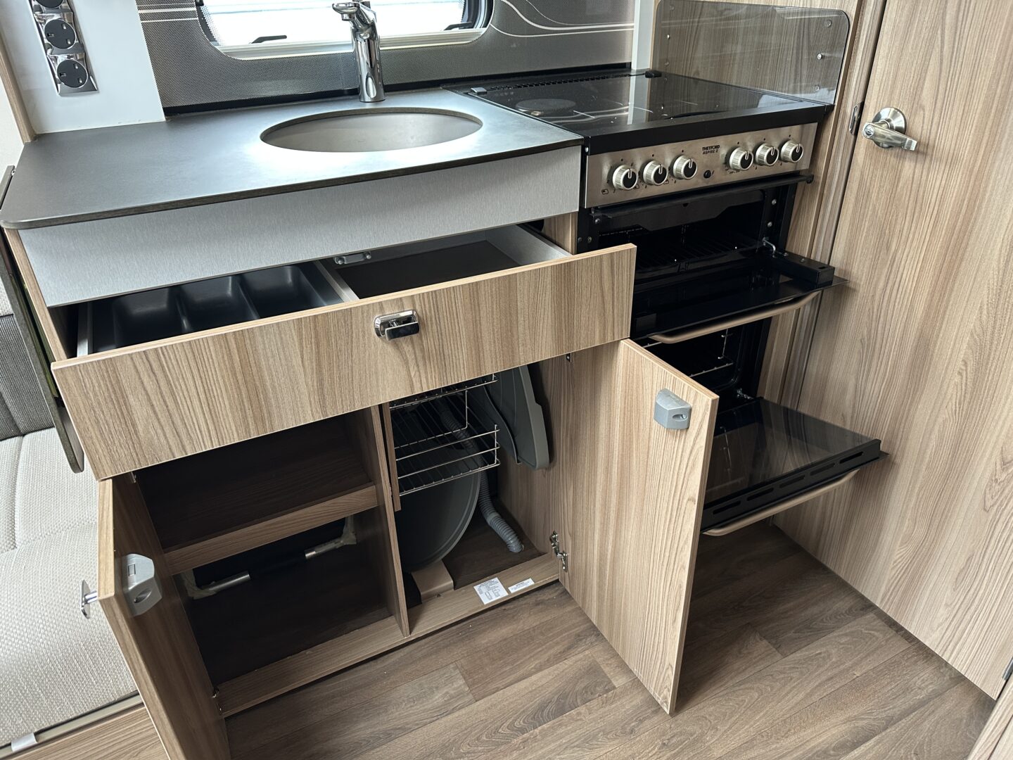 Swift Conqueror 650 2016 фотография  номер 54353
