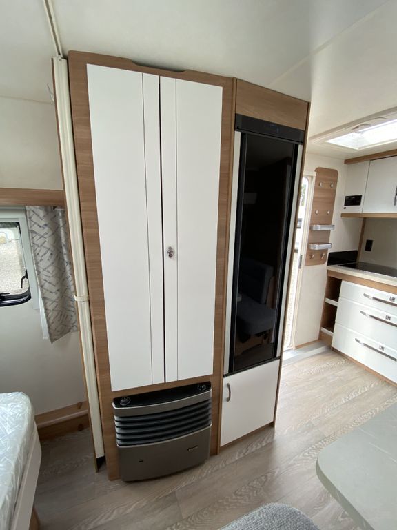 Hobby De Luxe 460 SFf фотография номер 30160
