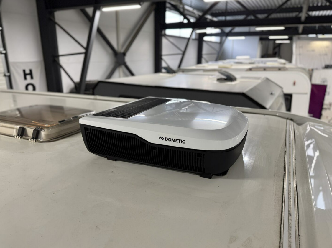 Накрышный кондиционер Dometic FJZ7 Plus 4000 Вт на прицепе - фото 1